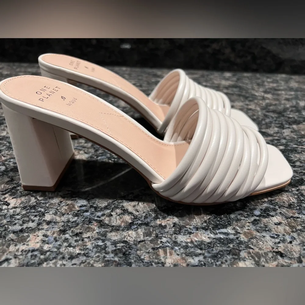NEW!Your to -go- to slip on small Sandals and super comfortable - Picture 1 of 9